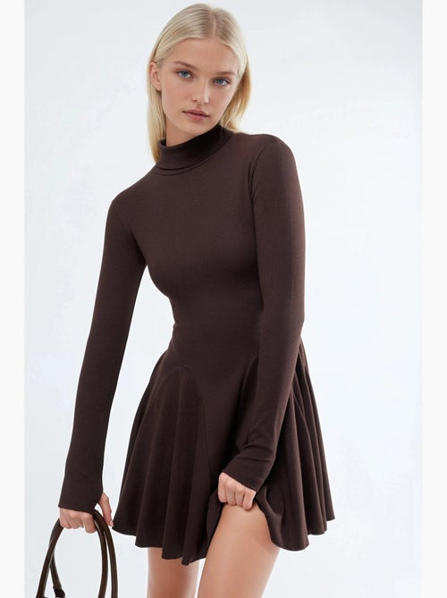 Vestido mini em jersey com gola alta busem - Kiabi Vestido mini em jersey com gola alta busem - Kiabi
