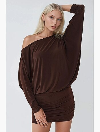 Vestido mini justo com gola assimétrica busem