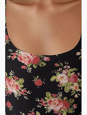 Vestido mini justo estampado com decote em u hiccup