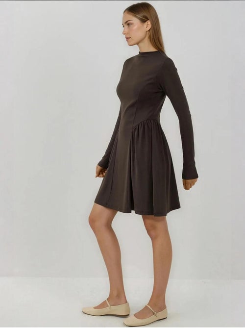 Vestido mini macio texturizado com decote barco hiccup - Kiabi Vestido mini macio texturizado com decote barco hiccup - Kiabi