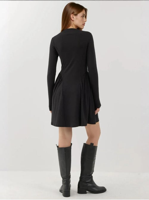Vestido mini macio texturizado com decote barco hiccup - Kiabi Vestido mini macio texturizado com decote barco hiccup - Kiabi