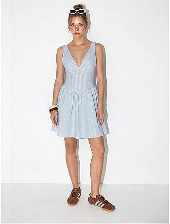 Vestido mini skater às riscas com decote em v e sem mangas lucci