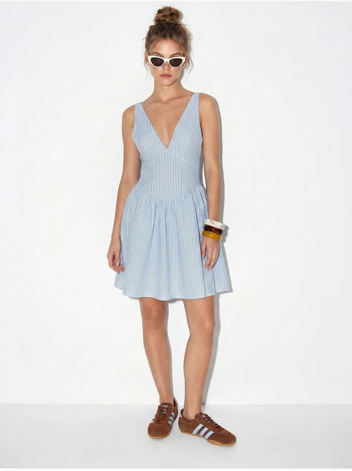 Vestido mini skater às riscas com decote em v e sem mangas lucci - Kiabi Vestido mini skater às riscas com decote em v e sem mangas lucci - Kiabi