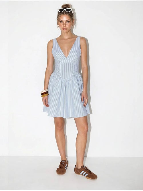 Vestido mini skater às riscas com decote em v e sem mangas lucci - Kiabi Vestido mini skater às riscas com decote em v e sem mangas lucci - Kiabi