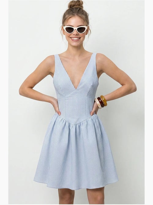 Vestido mini skater às riscas com decote em v e sem mangas lucci - Kiabi Vestido mini skater às riscas com decote em v e sem mangas lucci - Kiabi
