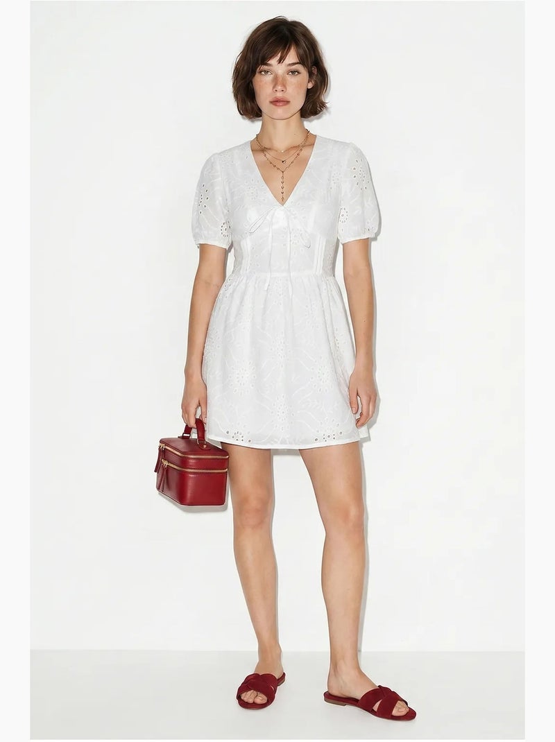 Vestido mini skater bordado lucci Branco - Kiabi