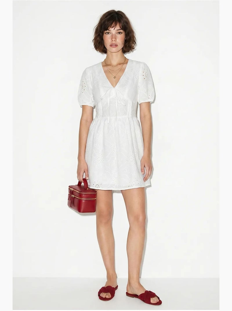 Vestido mini skater bordado lucci Branco - Kiabi