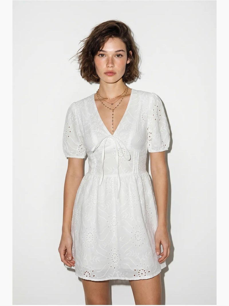 Vestido mini skater bordado lucci Branco - Kiabi
