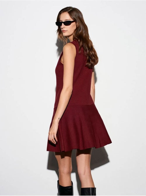 Vestido mini skater em malha sem mangas e sem costuras dilvin - Kiabi Vestido mini skater em malha sem mangas e sem costuras dilvin - Kiabi