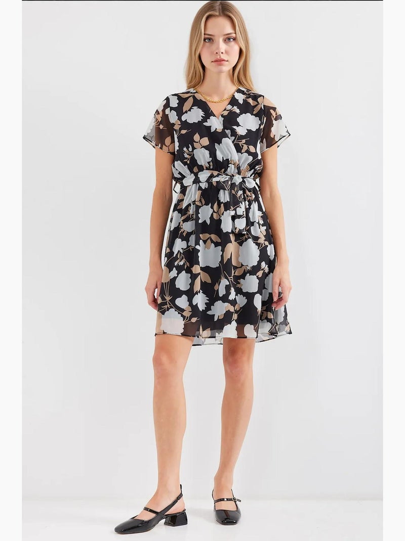 Vestido mini tea floral com decote em v e cinto bdart Preto - Kiabi
