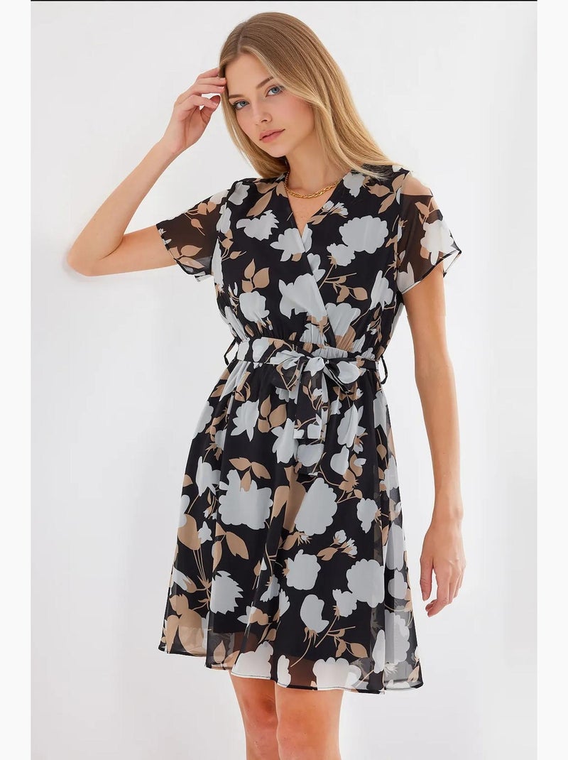 Vestido mini tea floral com decote em v e cinto bdart Preto - Kiabi
