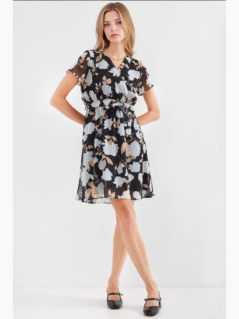 Vestido mini tea floral com decote em v e cinto bdart Preto - Kiabi