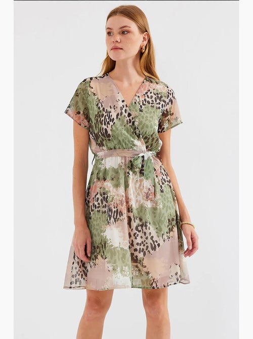 Vestido mini tea floral com decote em v e cinto bdart - Kiabi Vestido mini tea floral com decote em v e cinto bdart - Kiabi