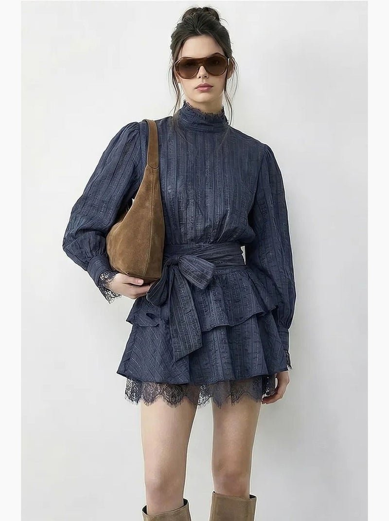 Vestido mini texturizado com meia gola alta e detalhe em renda lucci Azul-lago - Kiabi