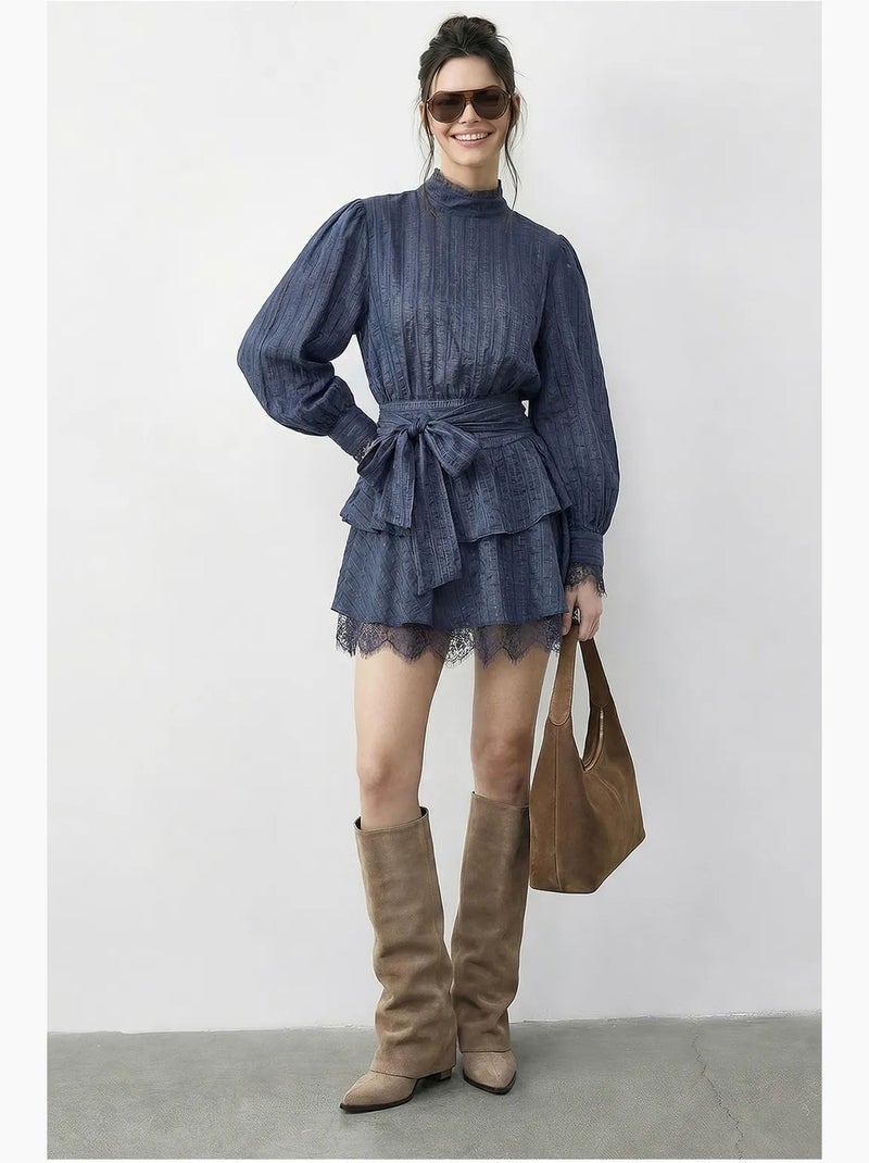 Vestido mini texturizado com meia gola alta e detalhe em renda lucci Azul-lago - Kiabi