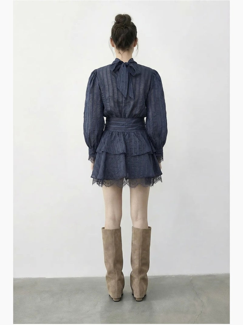 Vestido mini texturizado com meia gola alta e detalhe em renda lucci Azul-lago - Kiabi
