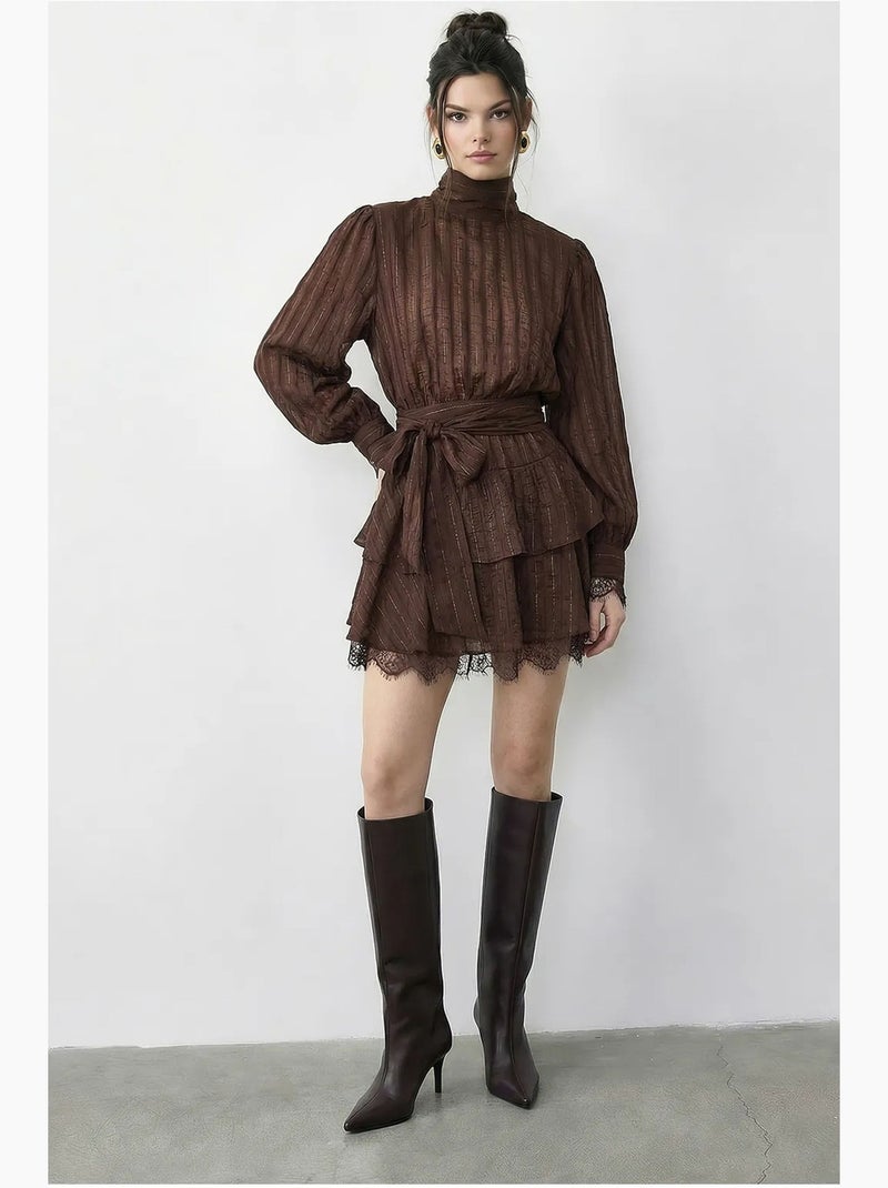 Vestido mini texturizado com meia gola alta e detalhe em renda lucci Castanho-escuro - Kiabi