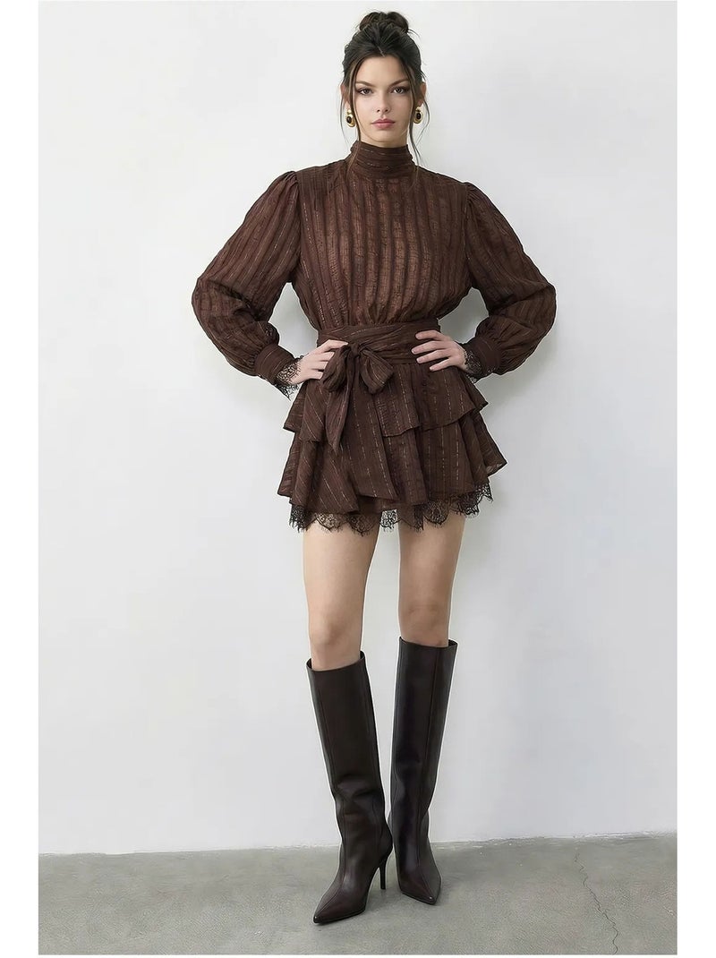 Vestido mini texturizado com meia gola alta e detalhe em renda lucci Castanho-escuro - Kiabi