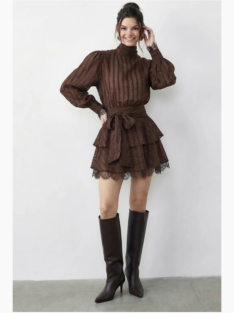 Vestido mini texturizado com meia gola alta e detalhe em renda lucci Castanho-escuro - Kiabi