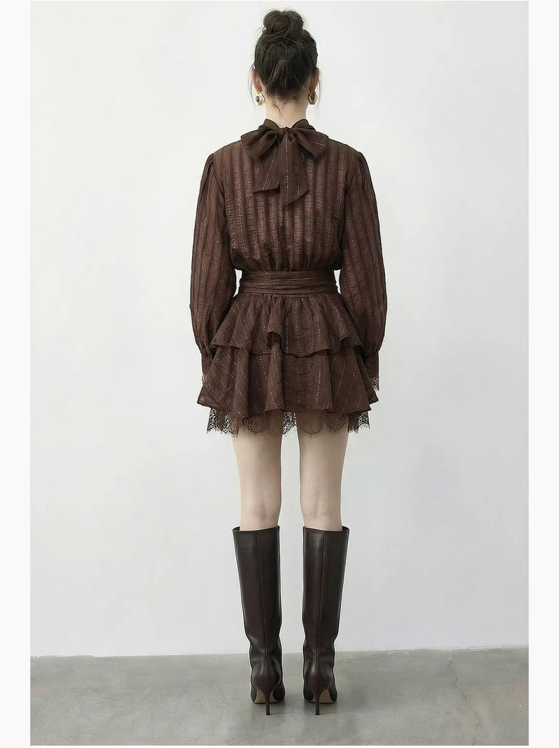 Vestido mini texturizado com meia gola alta e detalhe em renda lucci Castanho-escuro - Kiabi