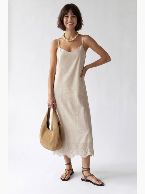 Vestido slip midi em linha a bordado mixray - Kiabi Vestido slip midi em linha a bordado mixray - Kiabi