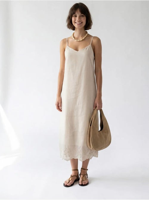Vestido slip midi em linha a bordado mixray - Kiabi Vestido slip midi em linha a bordado mixray - Kiabi