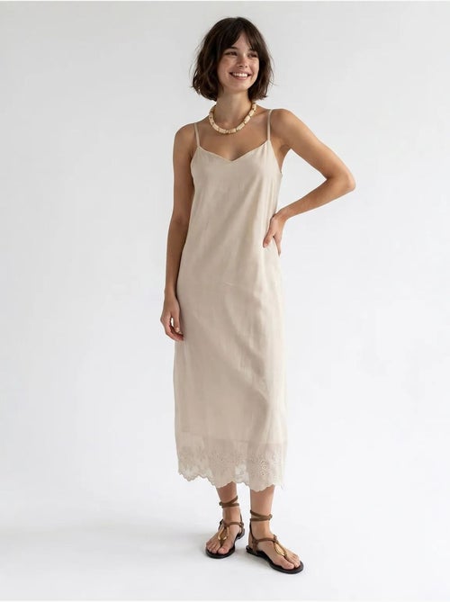 Vestido slip midi em linha a bordado mixray - Kiabi Vestido slip midi em linha a bordado mixray - Kiabi