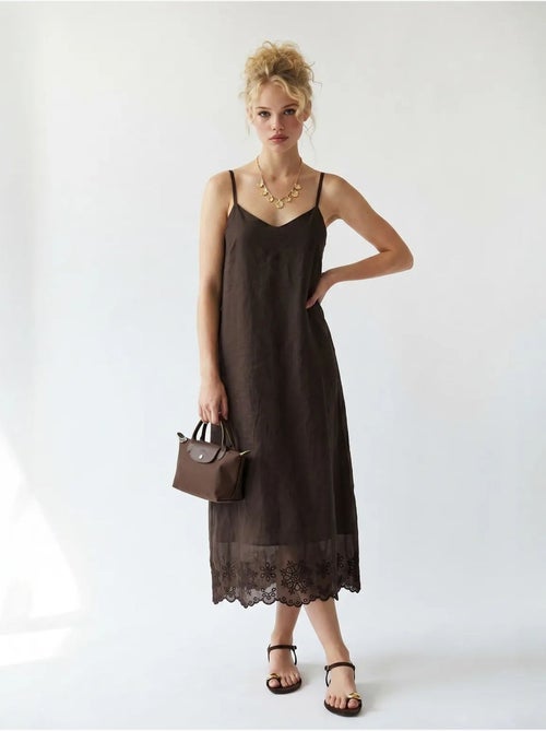 Vestido slip midi em linha a bordado mixray - Kiabi Vestido slip midi em linha a bordado mixray - Kiabi