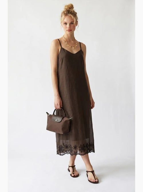 Vestido slip midi em linha a bordado mixray - Kiabi Vestido slip midi em linha a bordado mixray - Kiabi