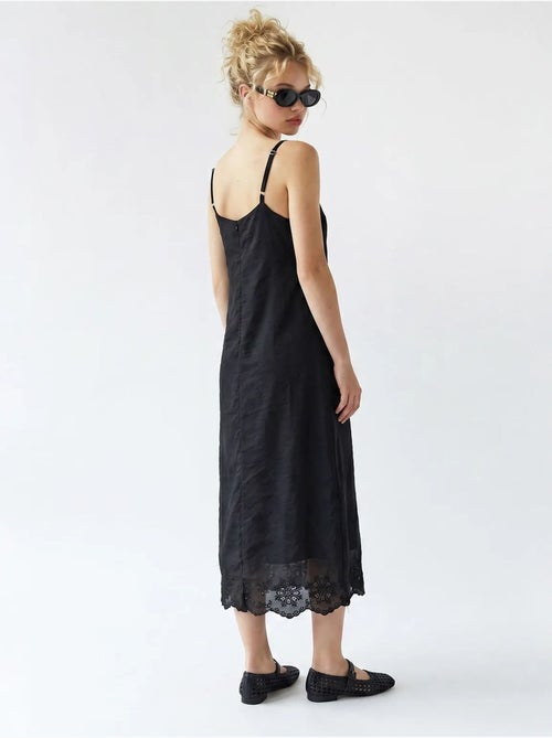 Vestido slip midi em linha a bordado mixray - Kiabi Vestido slip midi em linha a bordado mixray - Kiabi