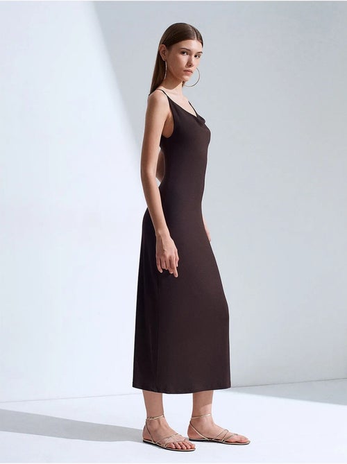 Vestido slip midi sem mangas dilvin - Kiabi Vestido slip midi sem mangas dilvin - Kiabi