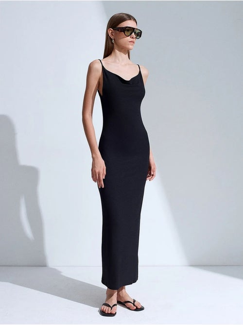 Vestido slip midi sem mangas dilvin - Kiabi Vestido slip midi sem mangas dilvin - Kiabi