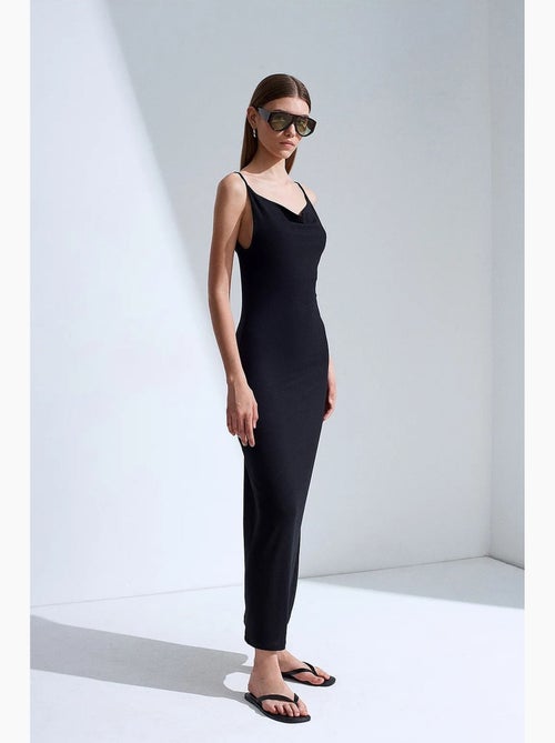 Vestido slip midi sem mangas dilvin - Kiabi Vestido slip midi sem mangas dilvin - Kiabi