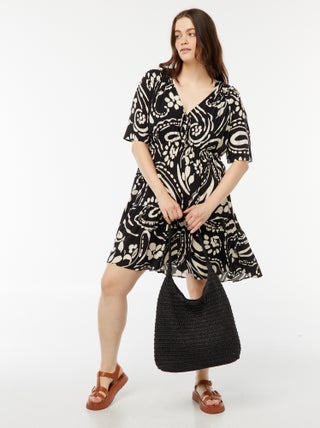 Vestido trapézio estampado com base com folhos