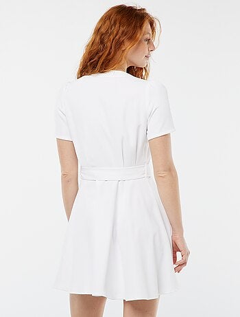 Vestido trespassado curto com decote cruzado