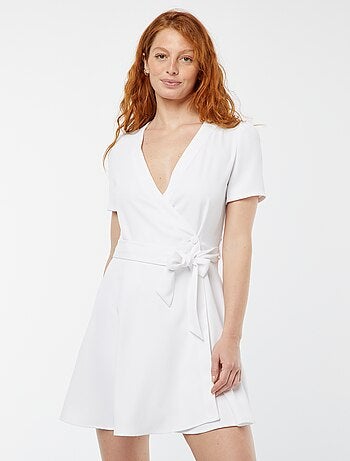 Vestido trespassado curto com decote cruzado