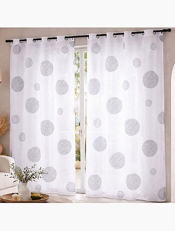 Voile branco com bordados redondos