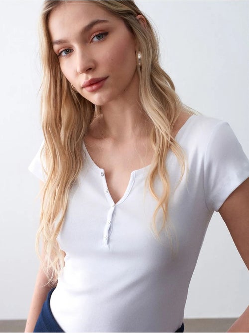 Women's t-shirt de algodão slim fit com decote em u dilvin - Kiabi Women's t-shirt de algodão slim fit com decote em u dilvin - Kiabi